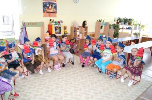 Дети средней группы №9 готовятся к поздравлению пап